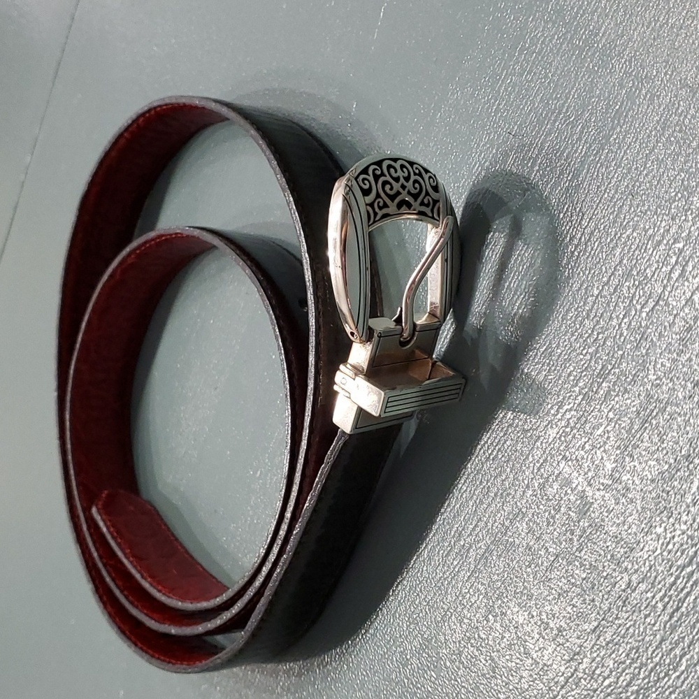Beautiful reversible belt, silver hardware. One side olive green other red sz 40